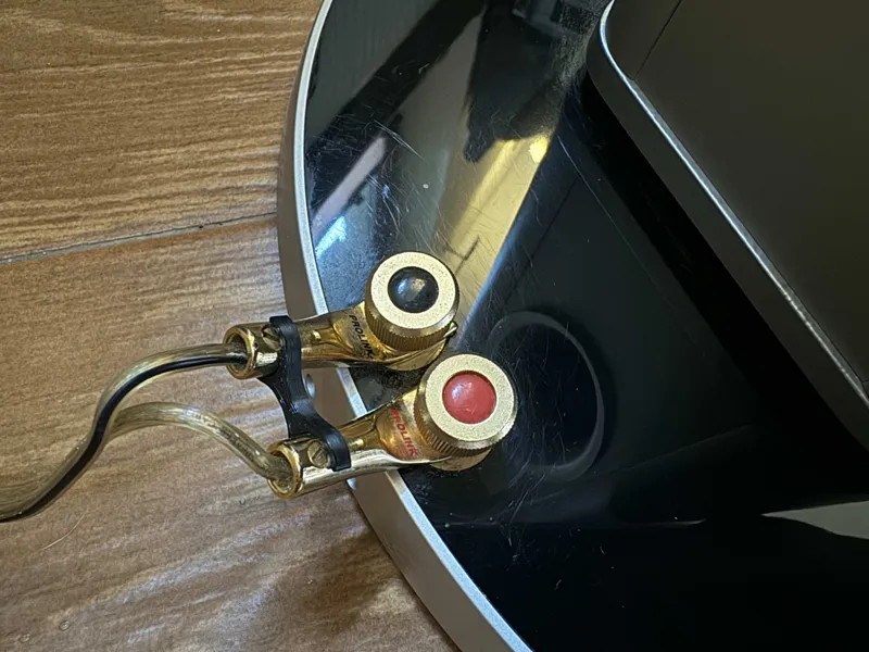 Parametric speaker connector spacer