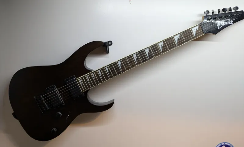 Wall mount for electric guitar 