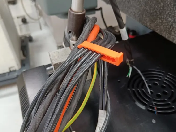 scalable cable comb clip