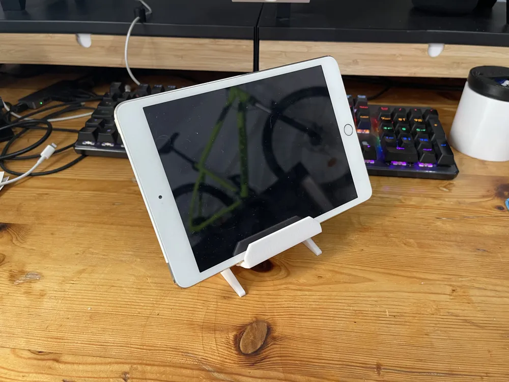 Gear-adjustable mobile phone holder by aitorcosta - MakerWorld