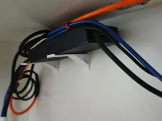 桌下理线笔记本电源适配器托架