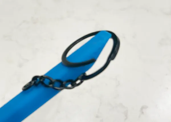 Outil écarteur pour anneaux porte-clés