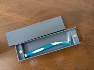 Interdental brush magnetic travel box
