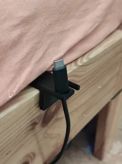 Charging cable bed clamp // Ladekabel-Bettklemme