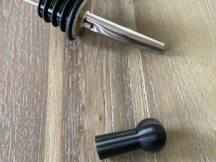 Wine or Champagne pouring spout cap