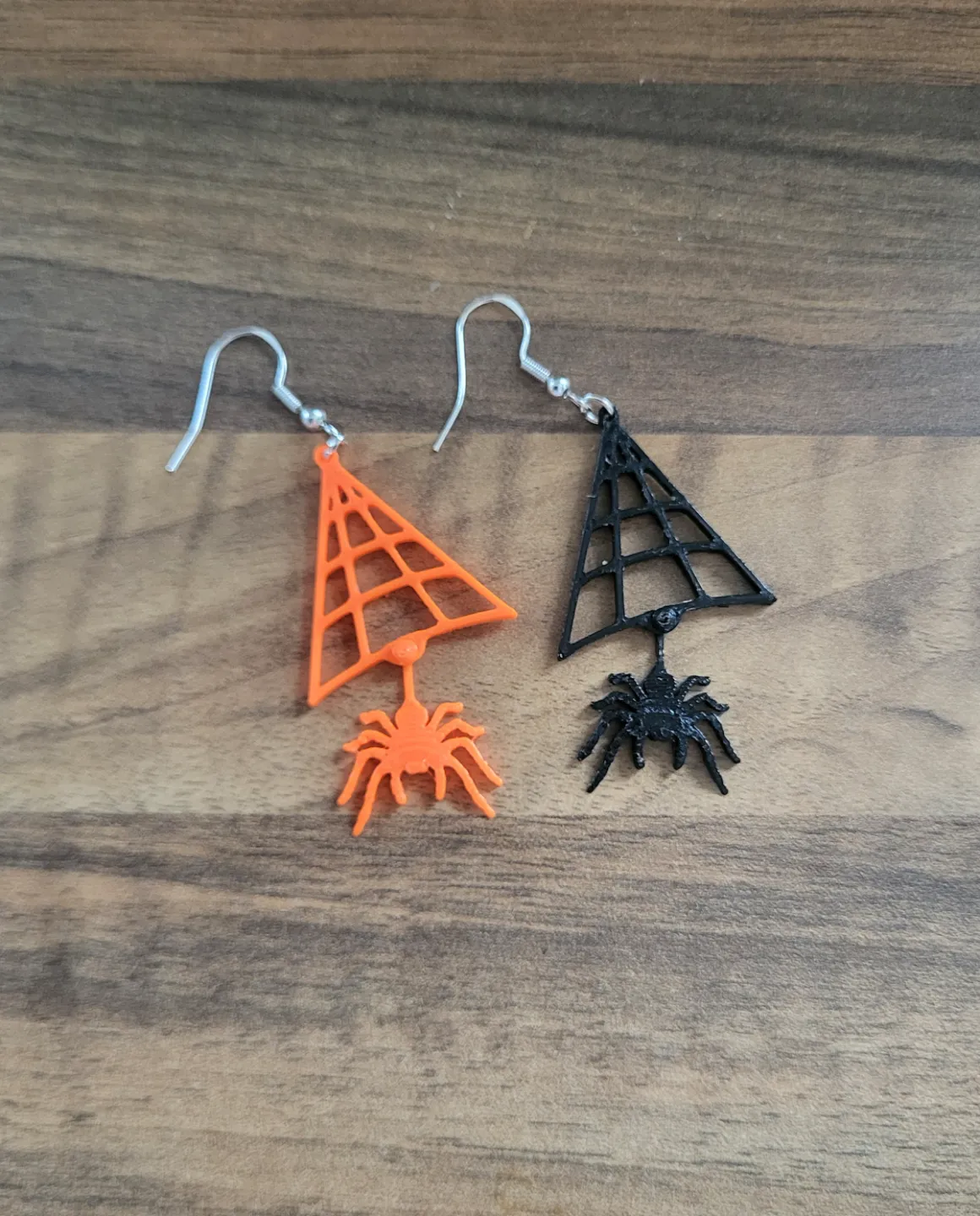 spider and web earring articulated view 2