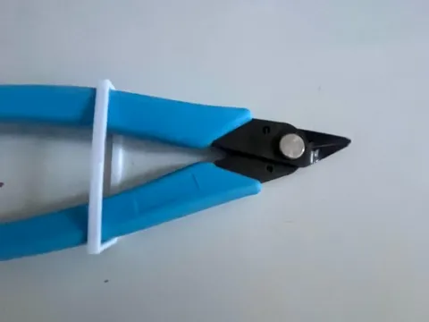keep pliers closed