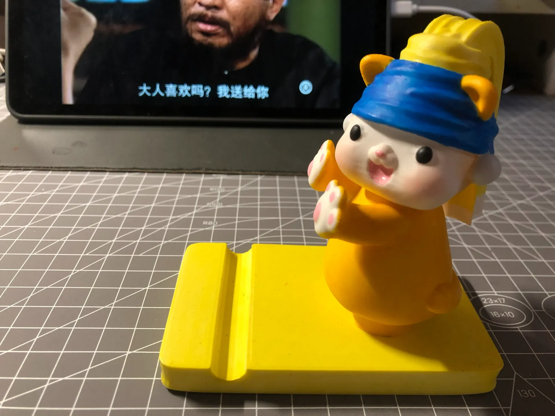 cat-with-pearl-earrings-phone-stand-by-makerworld