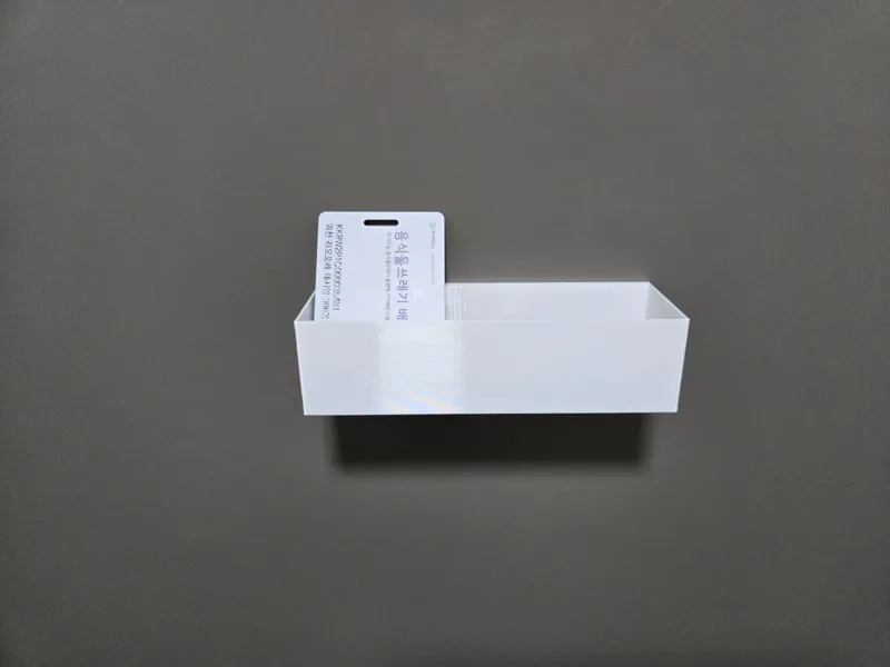 Magnetic shelf