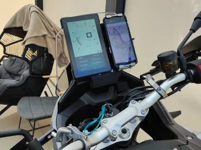 KOVE 800x dashboard TFT + dr2.cz phone adaptor