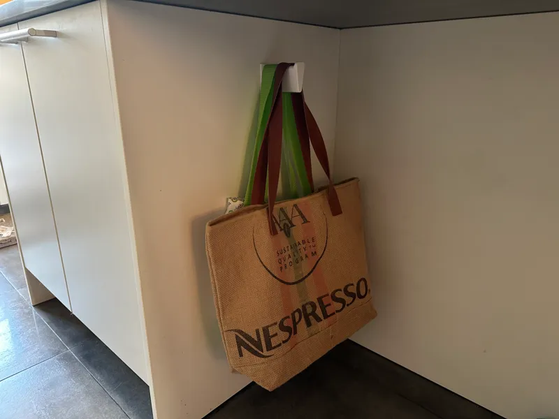 Bag hanger. / Penjador bosses.