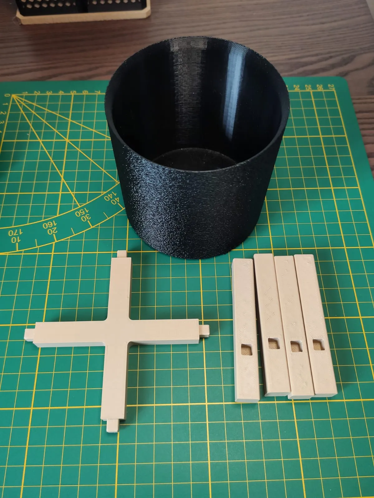 Modern flower pot - Free 3D Print Model - MakerWorld