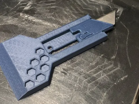 bed scraper with built utility blade