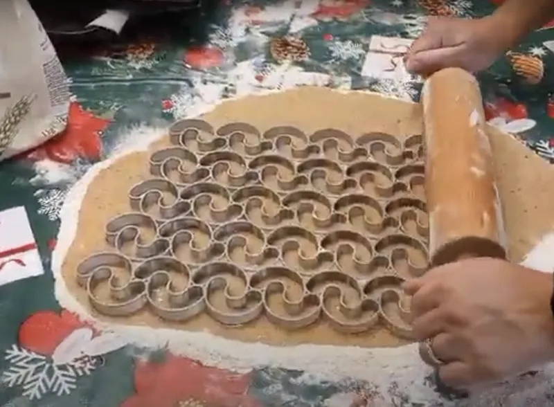 Multiple rolls cookie cutter