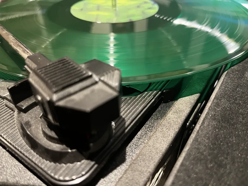 Vinyl turntable riser for suitcase record players