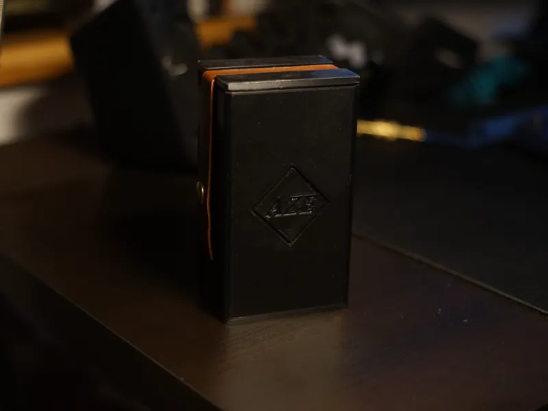 Deck box (Fits up to 80 cards)