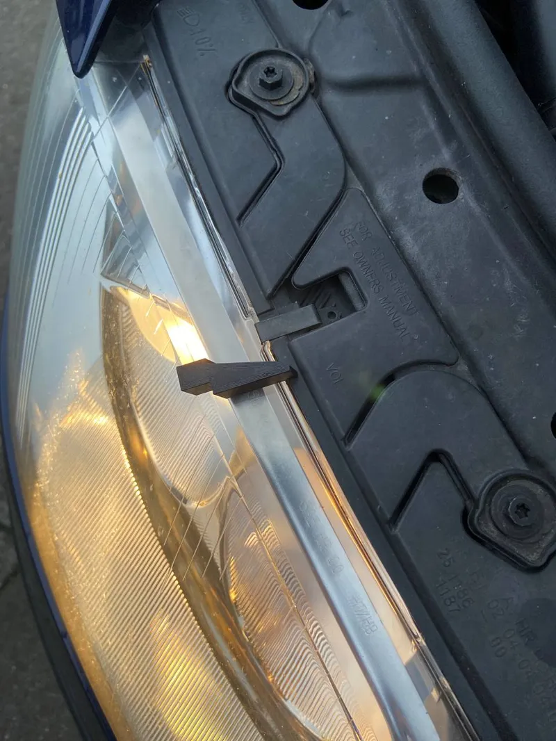 Passat B5 Headlight fixature wedge 3B0941042