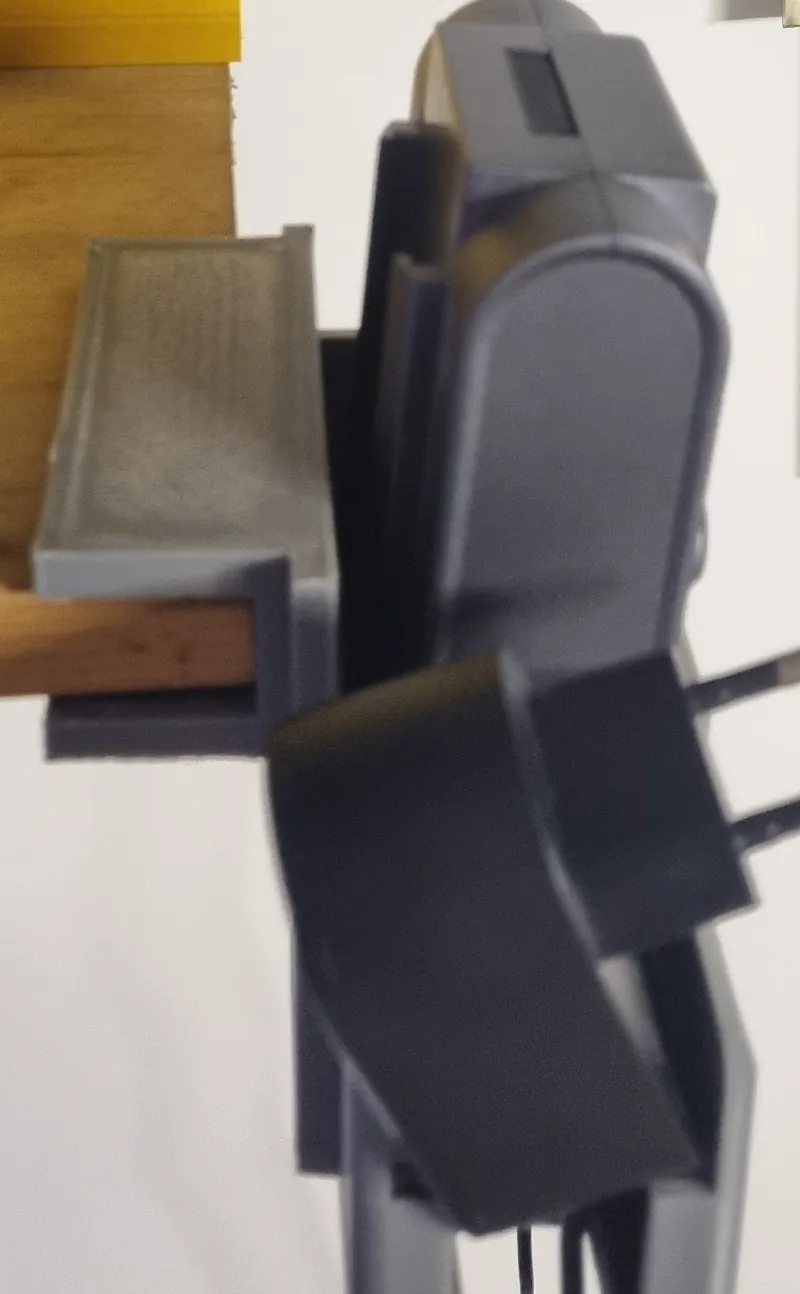 Porta batteria da appendere sulla mensola