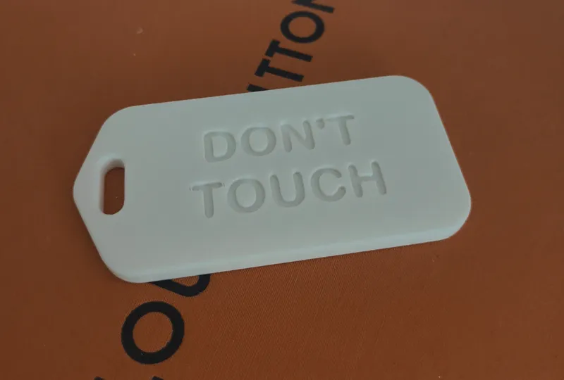 Luggage tag - "don't touch"