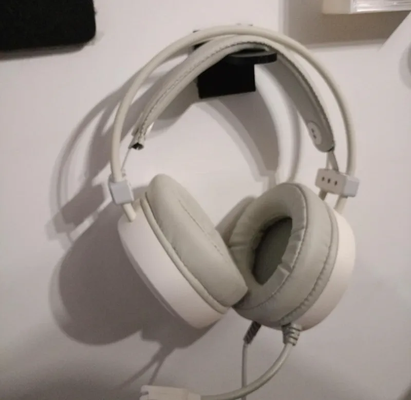 wall headphone stand