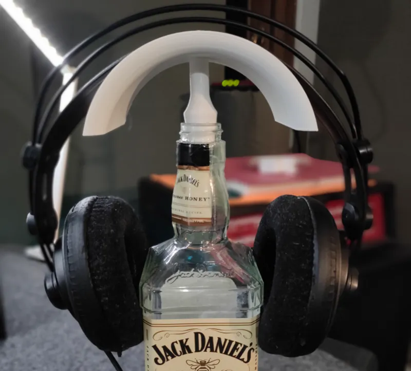 Headphones holder with a recycled bottle