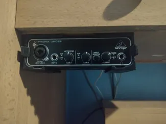 Behringer UMC22 desk mount