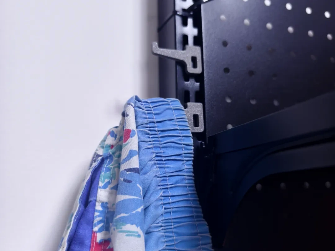洞洞板侧面衣服挂钩