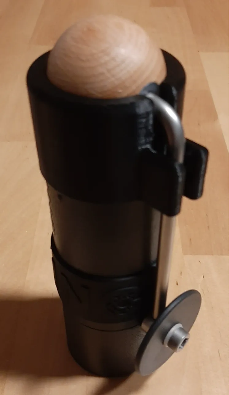 Lid for kingrinder mill with handle for crank