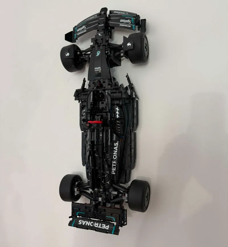 F1 holder Mercedes-AMG F1 W14 E Performance