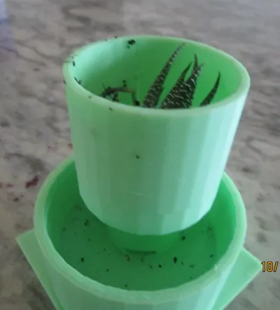 Self watering planter