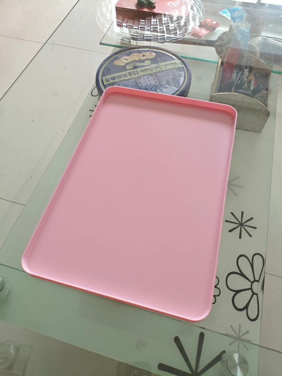 Minimalist kedi kasesi tepsisi
