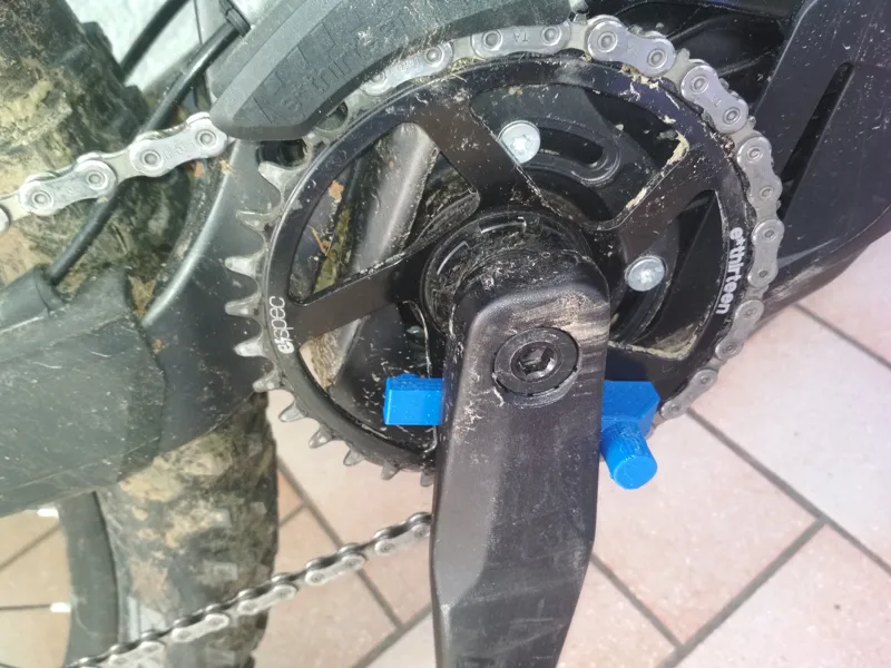 e-bike chain cleaning and lubricate tool