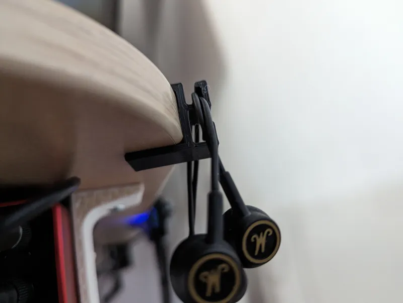Minimal side desk cable clamp