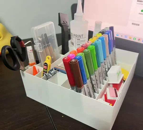 Organiseur de bureau trois-en-un