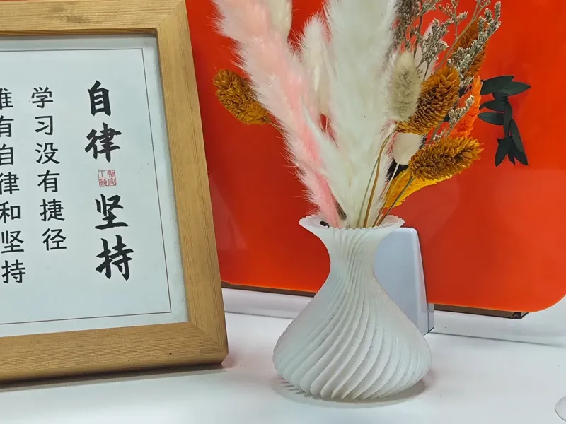 小巧扭转花瓶