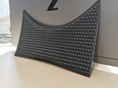 Laptop stand flexure with automatic adjustment