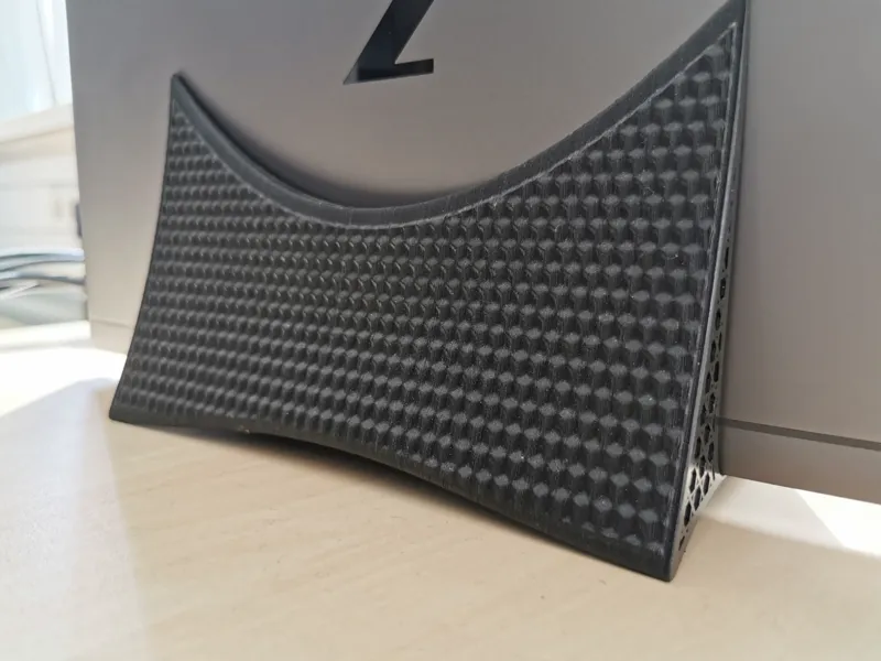 Laptop stand flexure with automatic adjustment