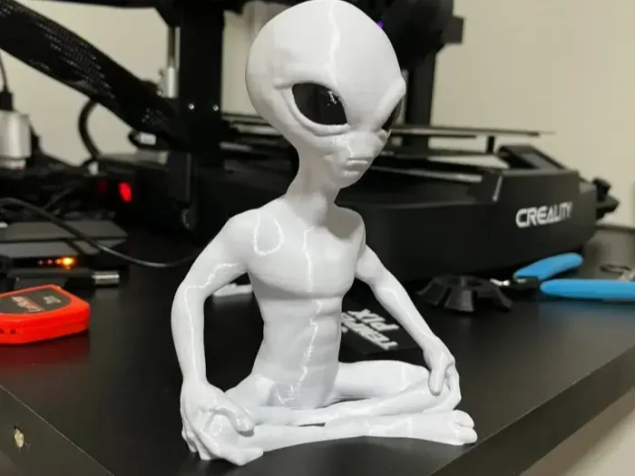 Alien Sentado