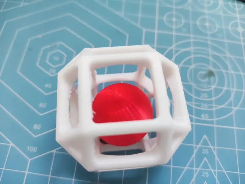 空间立方体内嵌小球