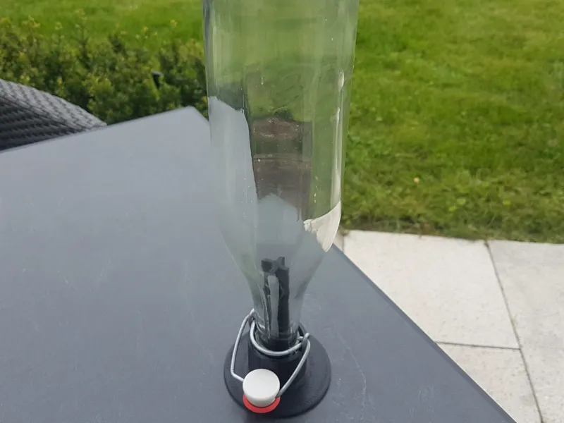 Swing top bottle holder