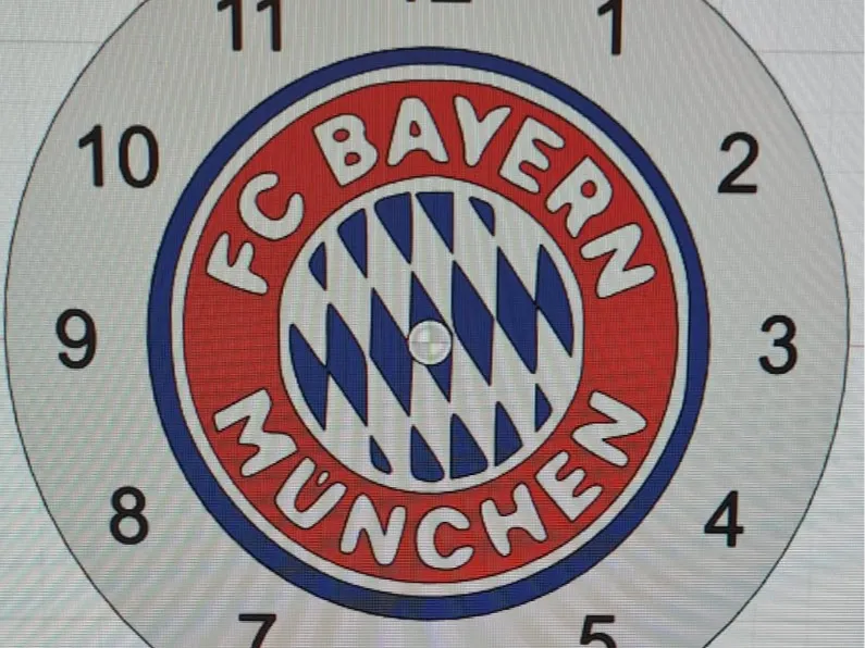 FC BAYERN MÜNCHEN TISCHUHR