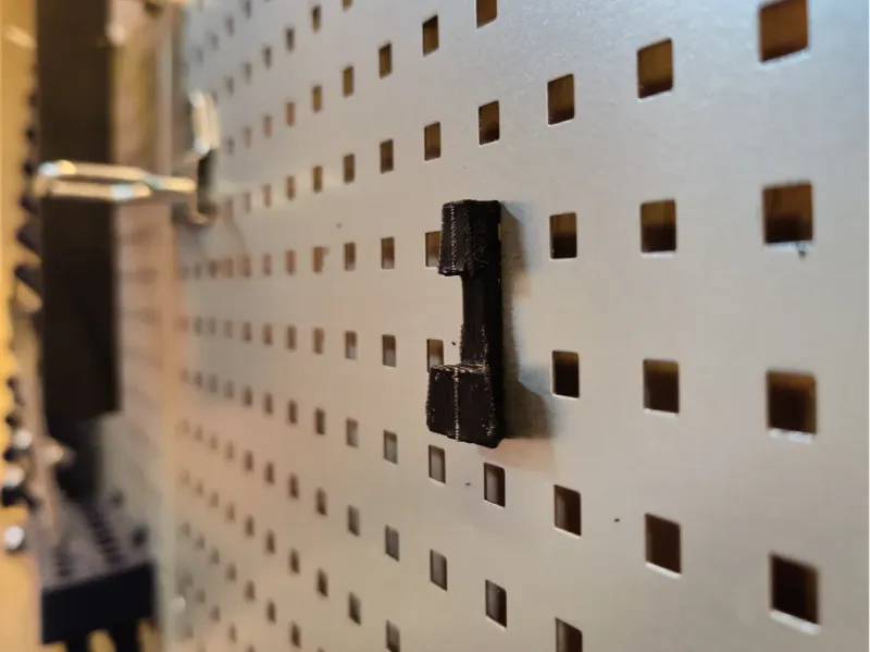 Sy's Peglock - For Square Hole Pegboard 5mm Holes
