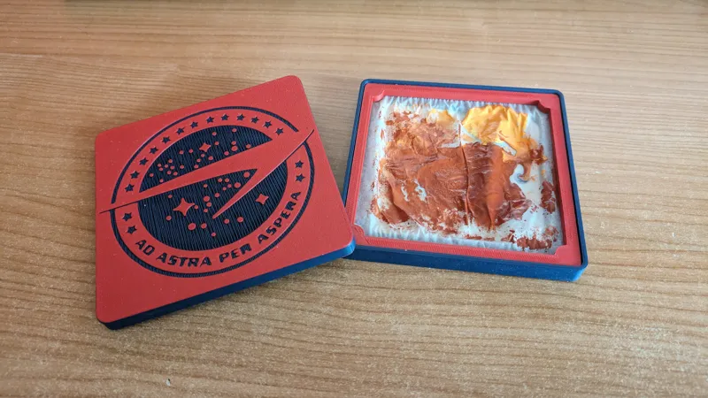 Wet palette with embedded magnets