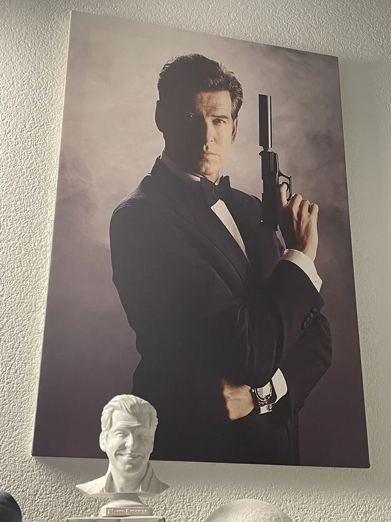 Pierce Brosnan statue / James Bond