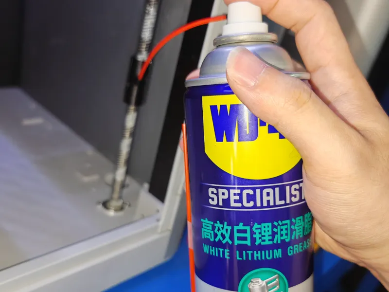 丝杆WD40润滑、清洁工具