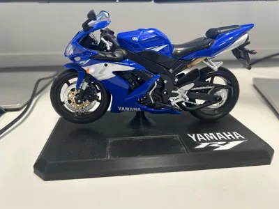 Maisto Yamaha R1 Stand with clock