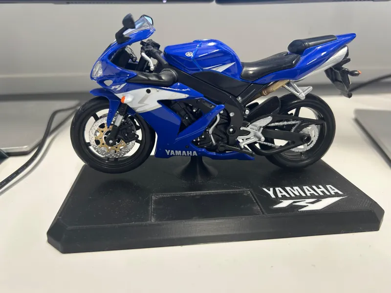 Maisto Yamaha R1 Stand with clock