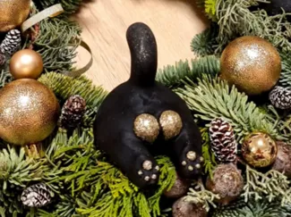 Cute cat's butt as decoration.