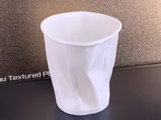 揉皱的纸杯