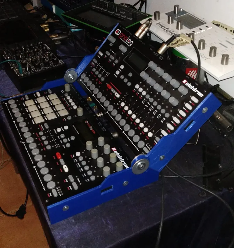 Foldable stand for Elektron machines